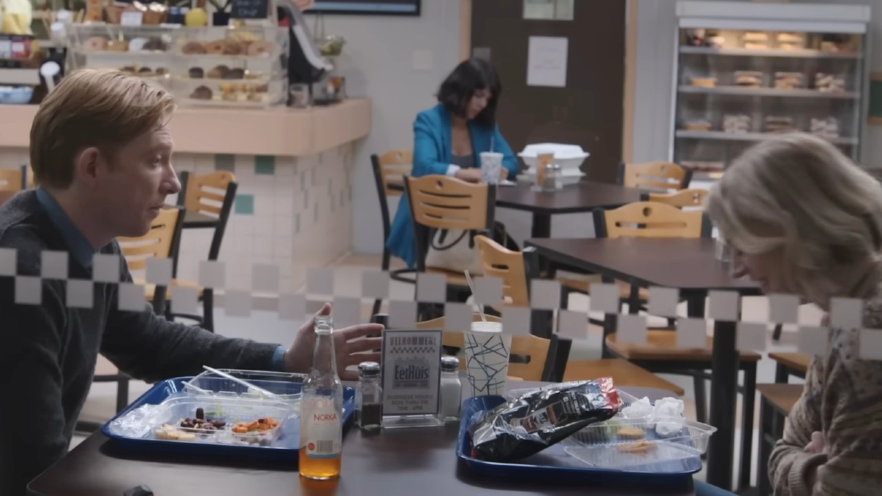 Domhnall GleesonとChelsea Freiは論文で話しています。