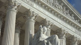  Gravure "Equal Justice Under Law" au-dessus de l'entrée du bâtiment de la Cour suprême des États-Unis.