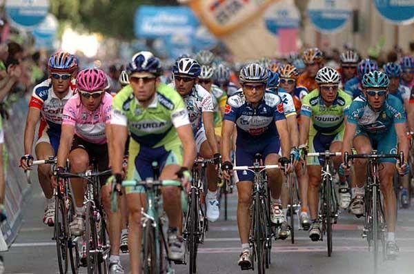 Danilo Di Luca (2nd from right) rolls into the finish in Busseto