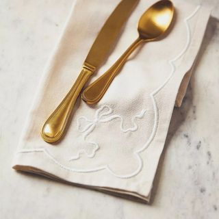 white embroidered napkins with bows