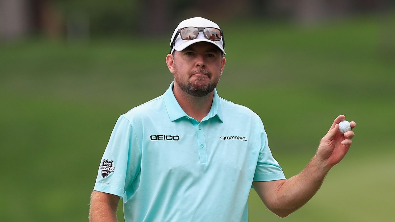 Robert Garrigus waves to the crowd 