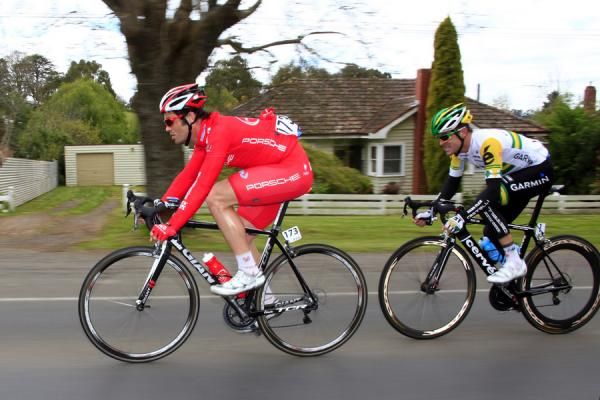 Rhys Pollock (Drapac) puts the challenge to Jack Bobridge (Garmin-Cervelo) heading into Ballarat
