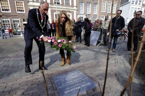 An-Sophie De Graeve and Middelburg Mayor Koos Schouwenaar lay flowers on the plaque in honour of Wouter Weylandt