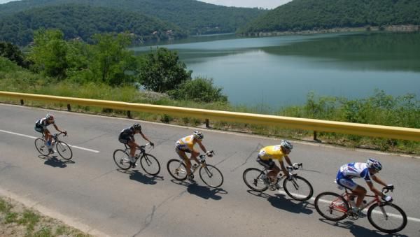 The peloton passes one of the many beautiful lakes within Serbia.
