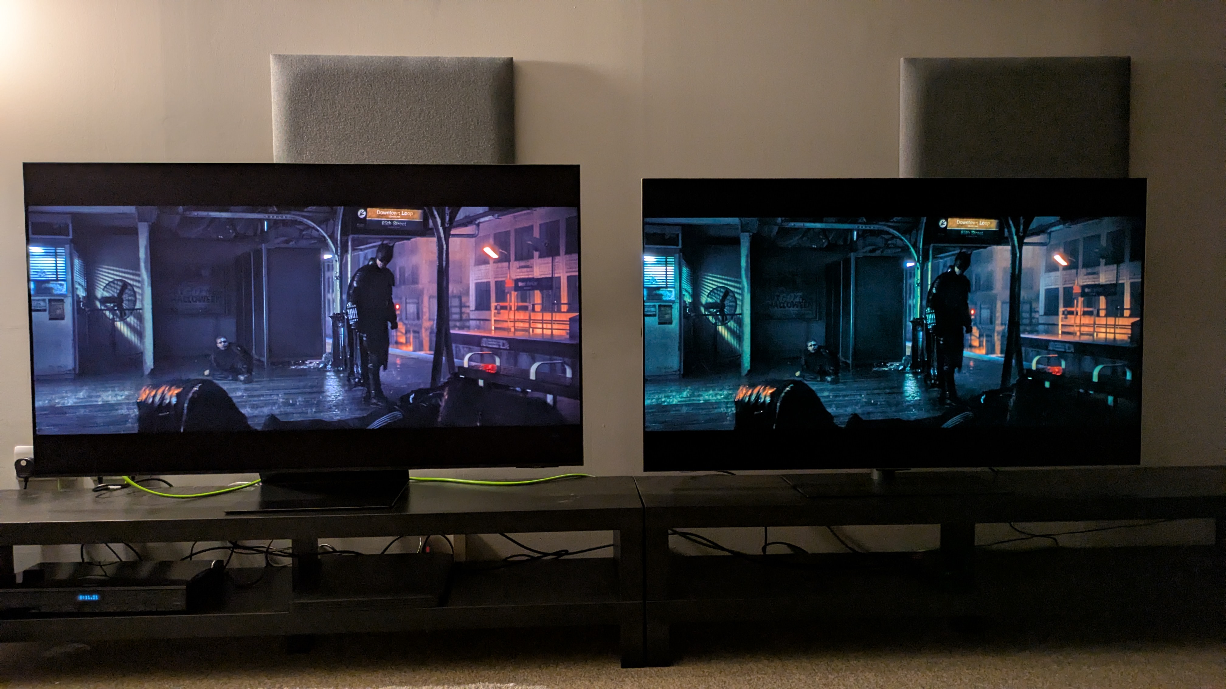 Samsung S95F (links) en LG G5 (rechts) met The Batman in beeld in de Filmmaker Mode