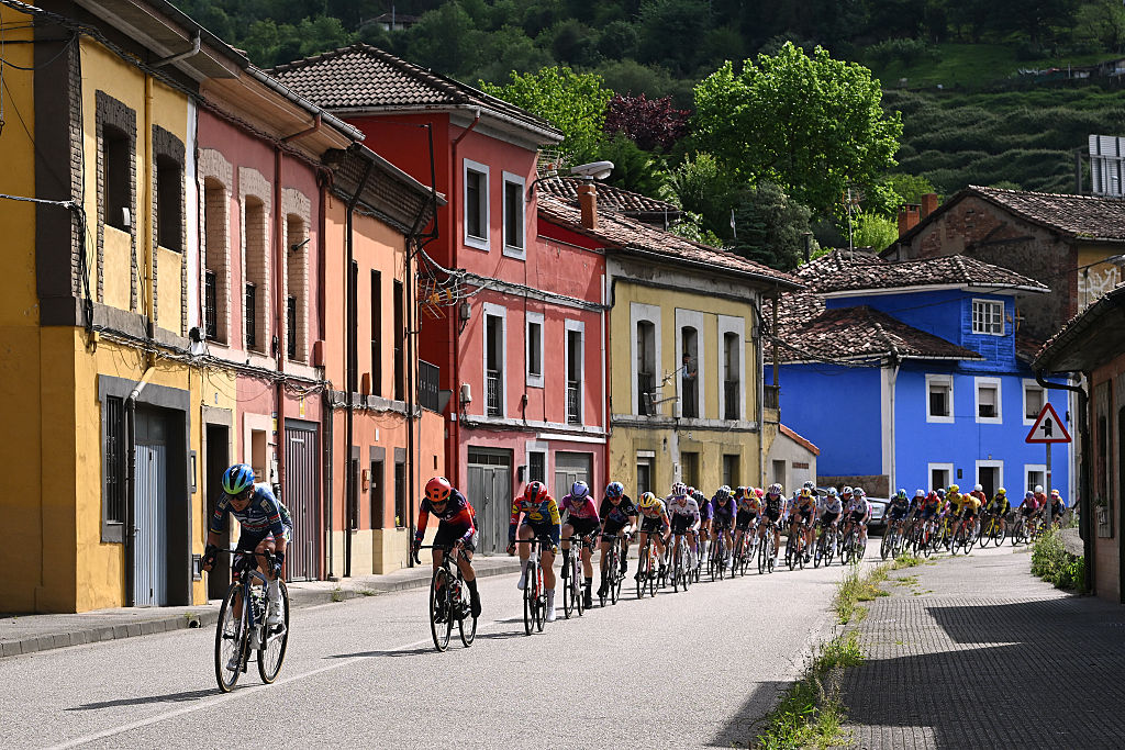 La Vuelta Femenina stage 7 LIVE: An aggressive meant the day's breakaway took an hour to get away, but three women now lead the final stage