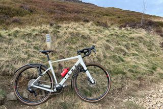 The Zéfal Shield G50 Gravel mudguards fitted to the Fara F/Grave bike out on a ride with a moorland behind and blue sky