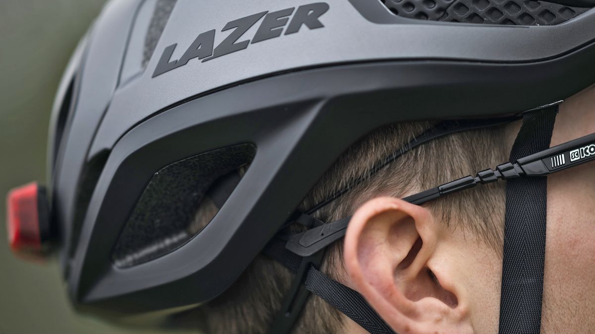 A detail view of the Lazer Vento with KinetiCore showing sunglass arms touching the cradle