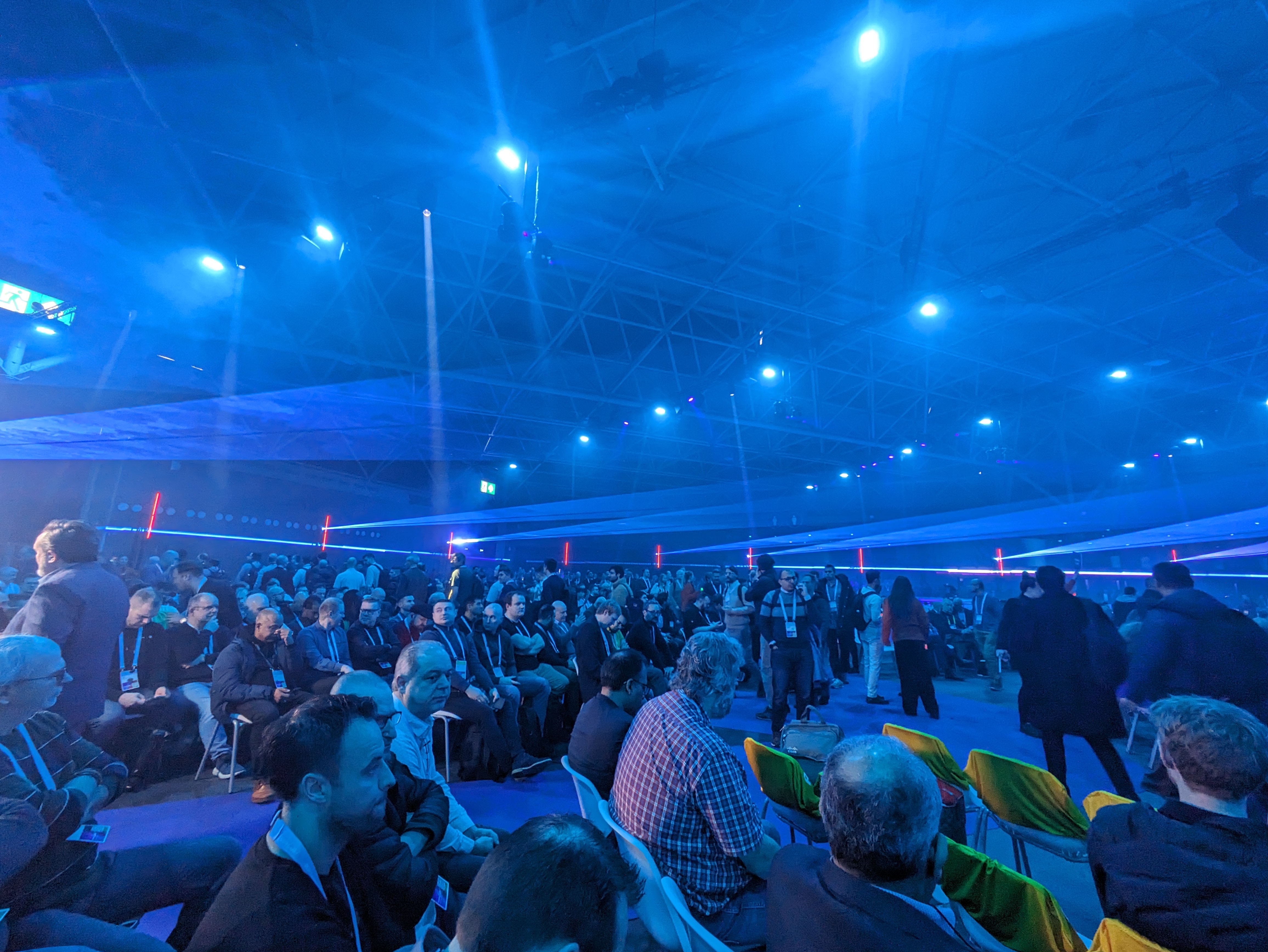 Keynote arena filling up with people