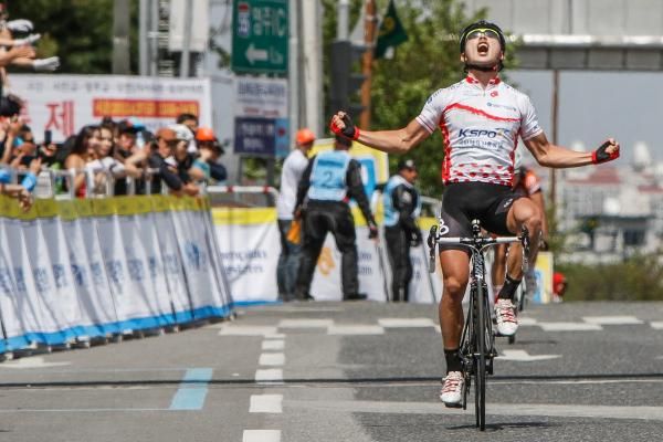 Sung Baek Park wins stage 6 with a solo attack