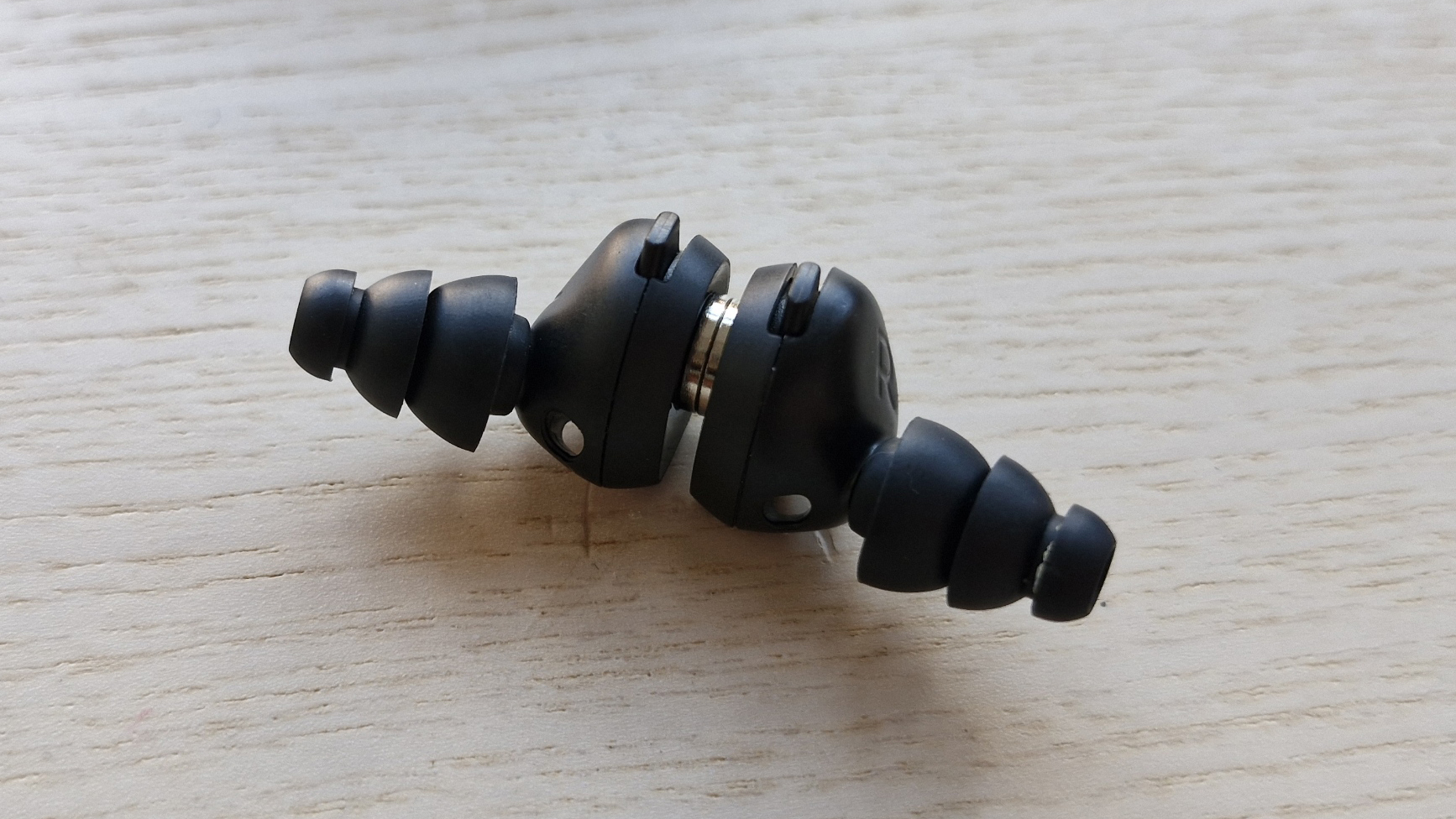 Minuendo Lossless earplugs connected by internal magnets