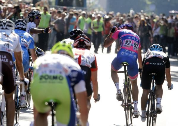 Alessandro Petacchi crosses the line first but was his sprint fair?