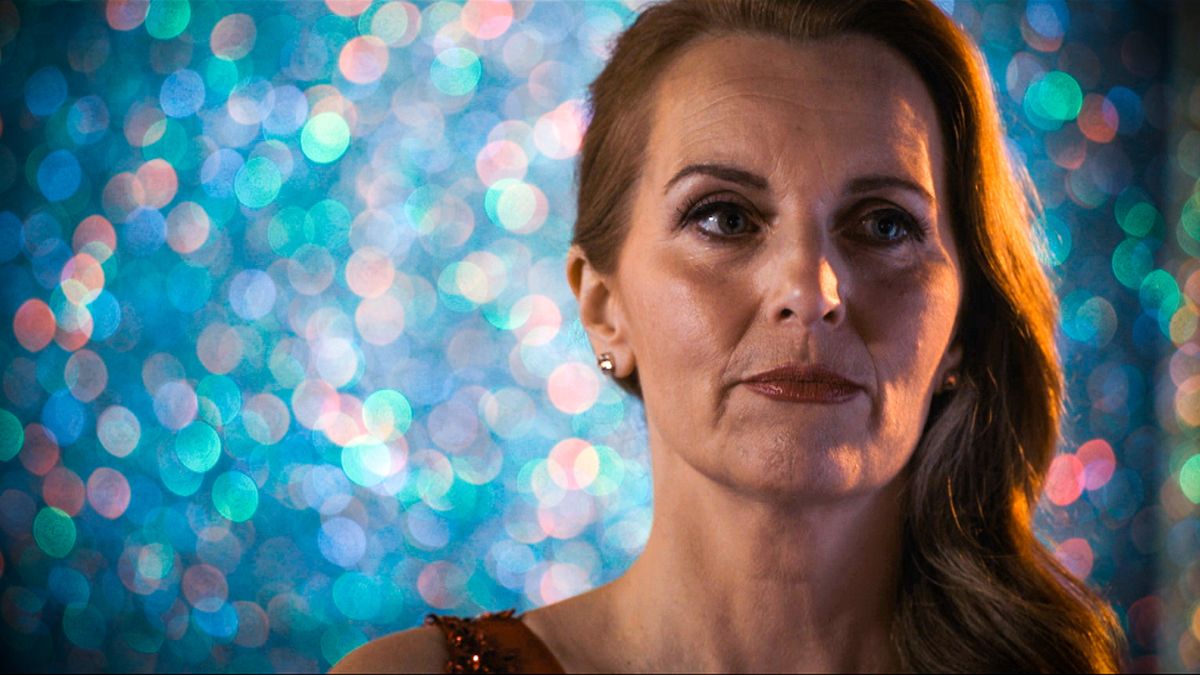 Debra Stephenson plays Jeni Sinclaire in Holby City