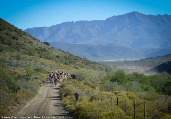 The lead pack makes its way out of De Rust shortly after the start of Stage 4