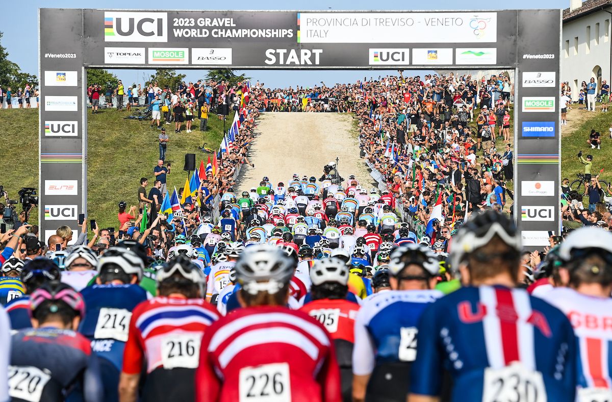The bunch setting off from the start line