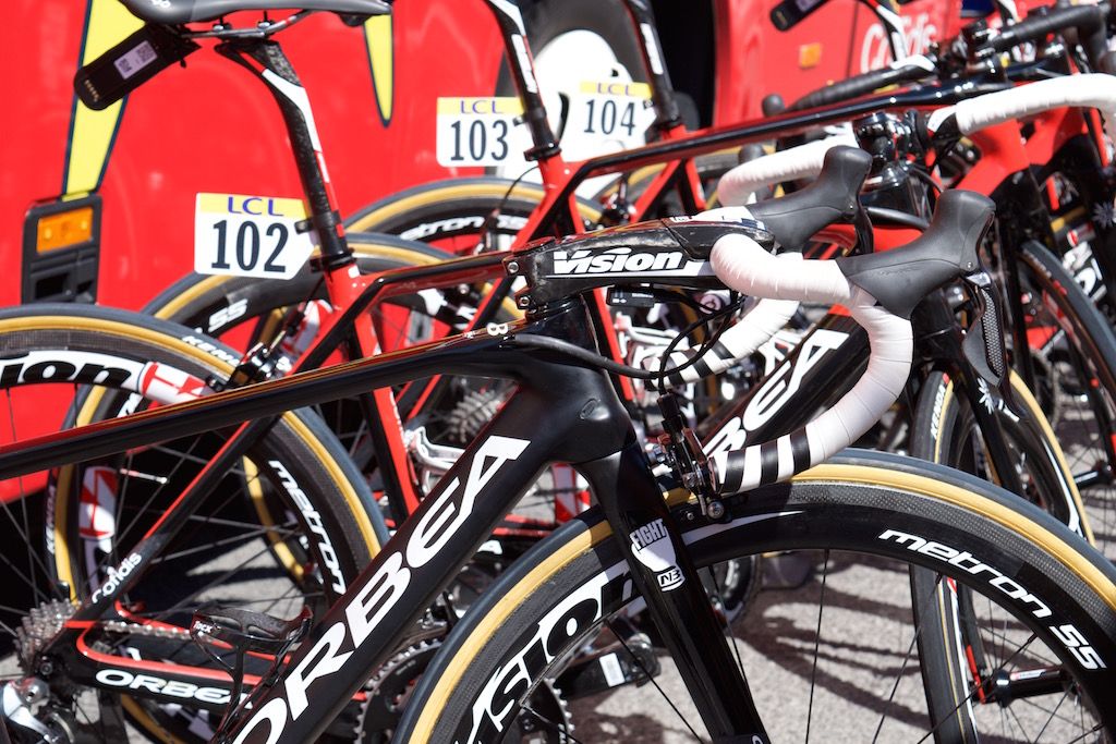 A slammed stem for Bouhanni and very well wrapped white bar tap feature up front