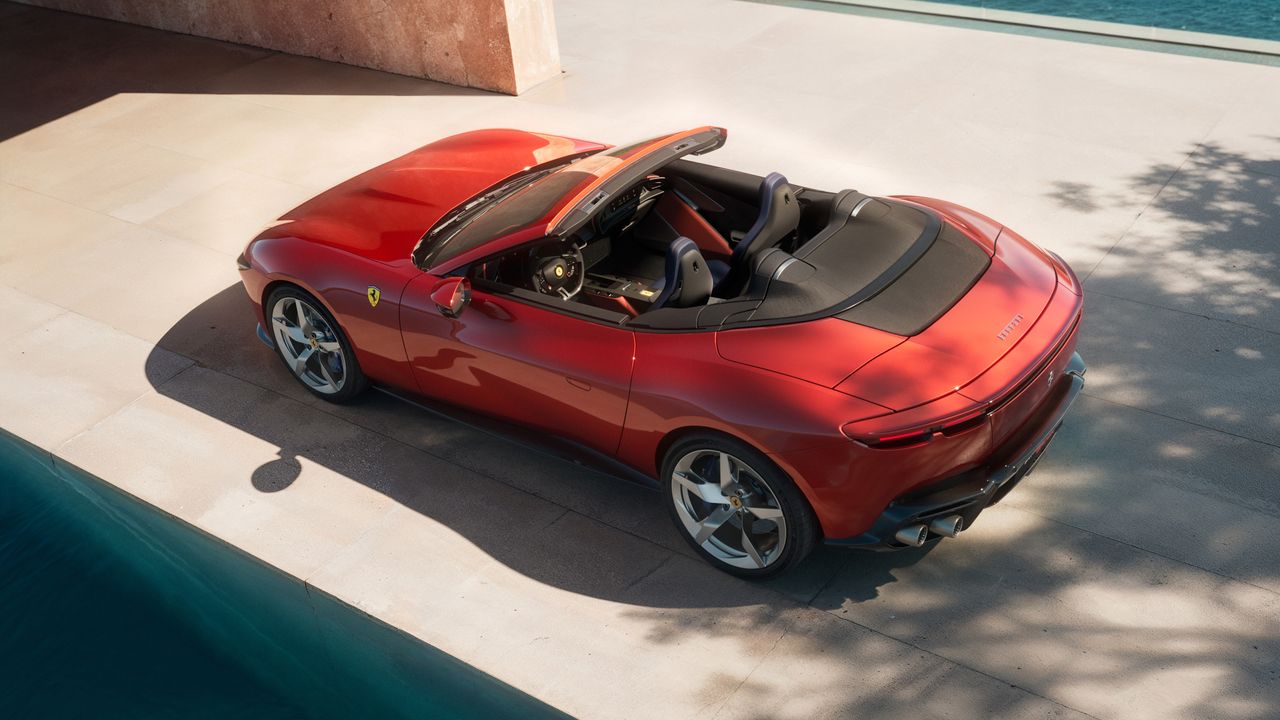 Open and closed in the Ferrari Amalfi Spider