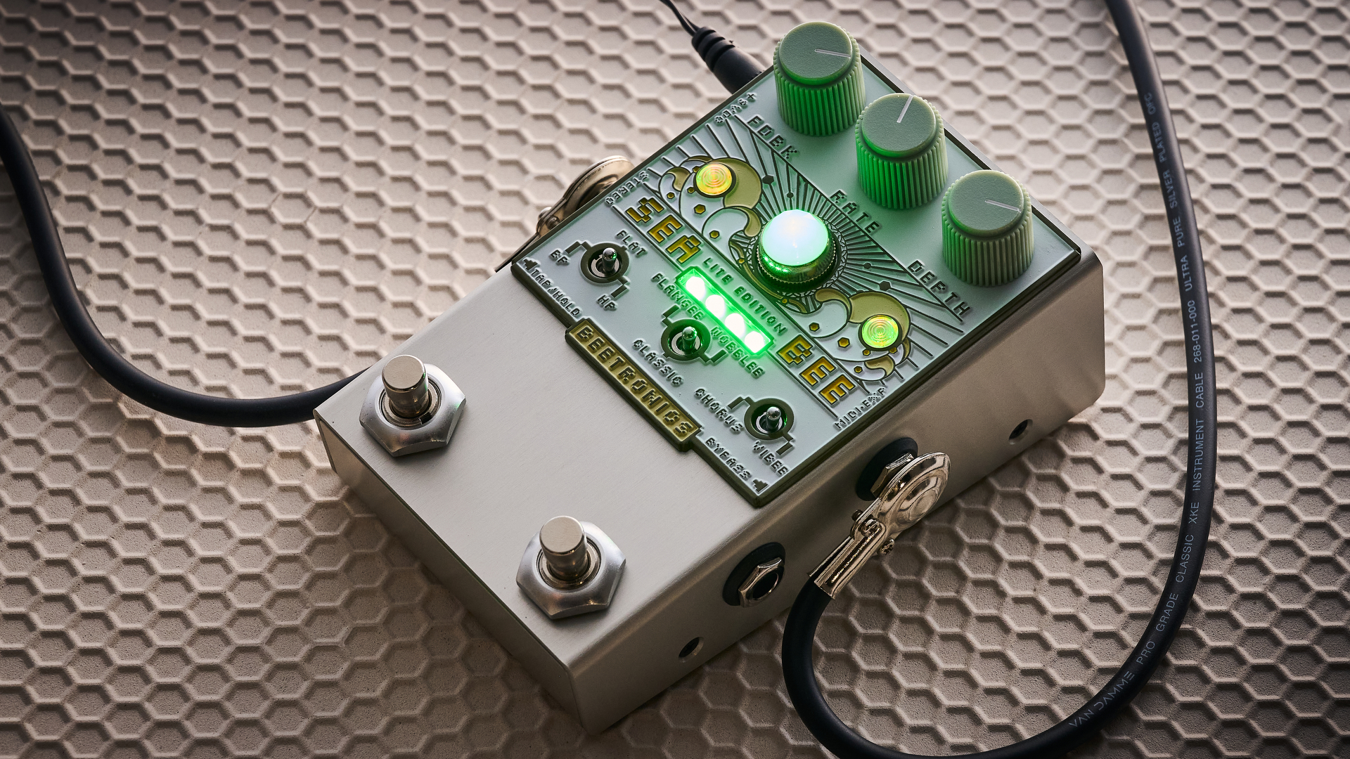 A Beetronics Seabee Lite chrous pedal on a honeycomb rubber mat