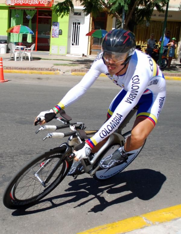 Victor Hugo Pe&ntilde;a (Colombia) shoots through a corner