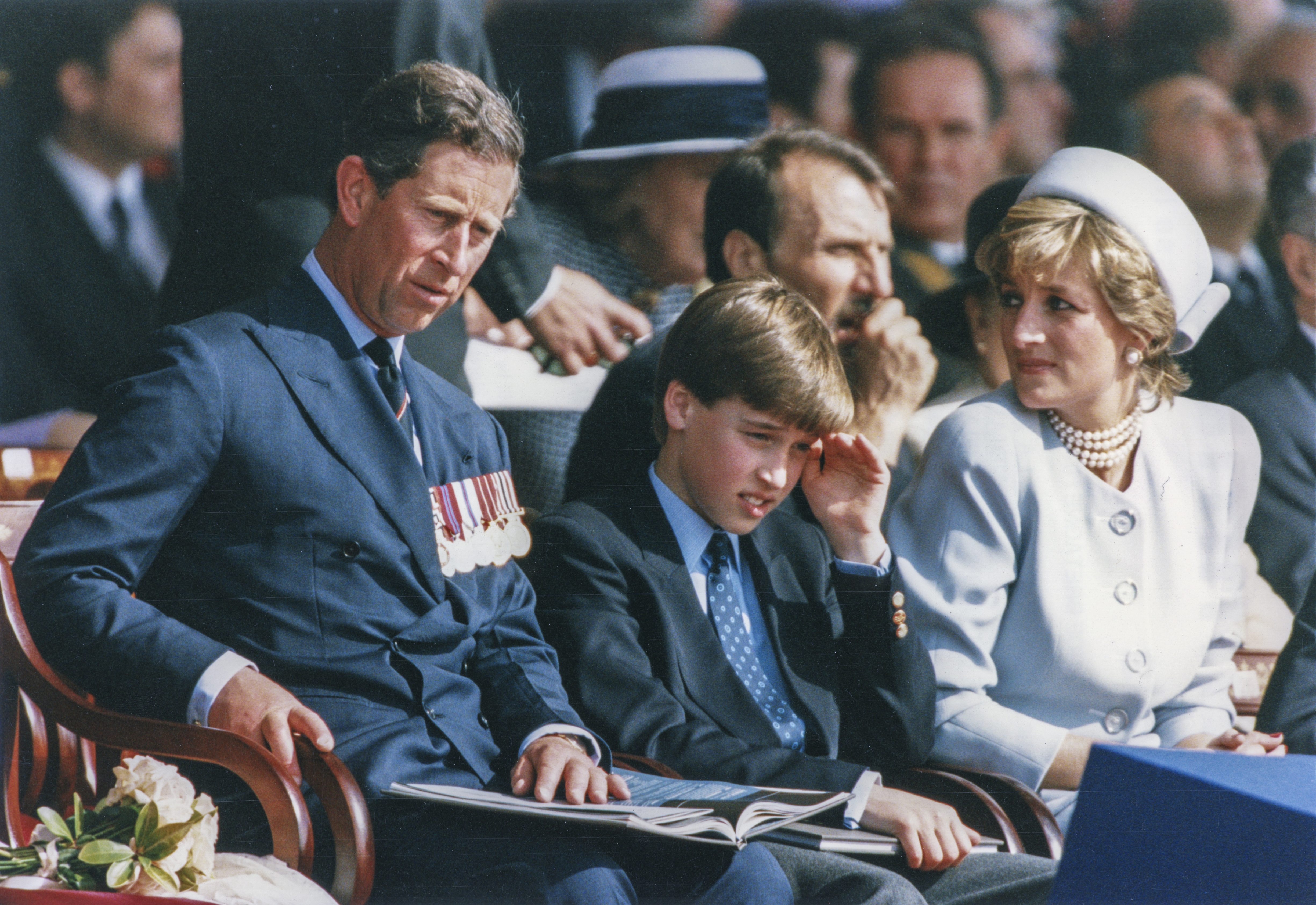Le prince Charles, le prince William et la princesses Diana assistant aux c&amp;eacute;r&amp;eacute;monies du 50&amp;egrave;me anniversaire de la fin de la Seconde guerre mondiale &amp;agrave; Hyde Park, &amp;agrave; Londres, Royaume-Uni le 7 mai 1995. (Photo by Laurent SOLA/Gamma-Rapho via Getty Images)