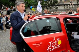 Eddy Merckx and Christian Prudhomme get into the car at the Brussels start line