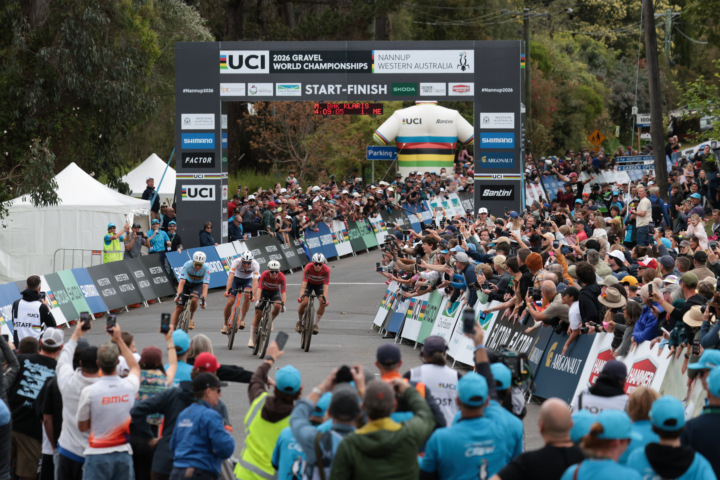 Gravel World Championships: Magnus Bak Klaris sprints to huge victory in thrilling elite men's race