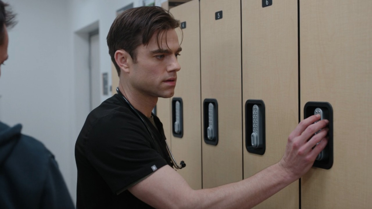 Langdon opende het kluisje met zijn rechterhand.