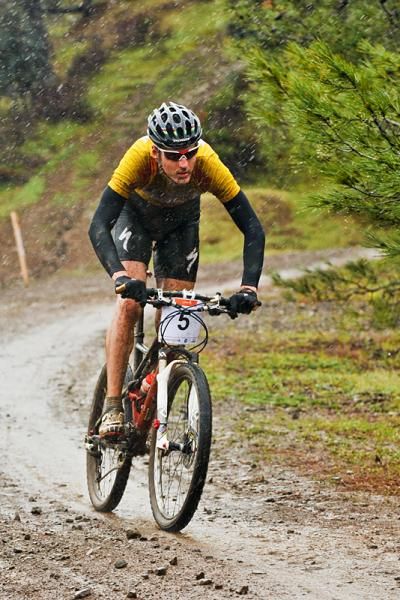 Jaroslav Kulhavy (Rubena Birell Specialized) races downhill in the rain.