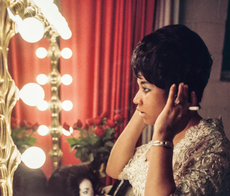 aretha franklin fixing her hair