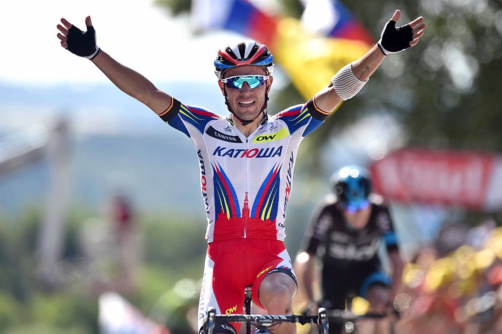 Joaquim Rodriguez (Katusha) takes the win ahead of Chris Froome (Team Sky)