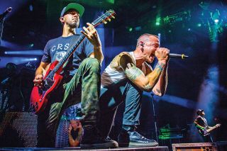 Bennington on stage with Linkin Park in 2014