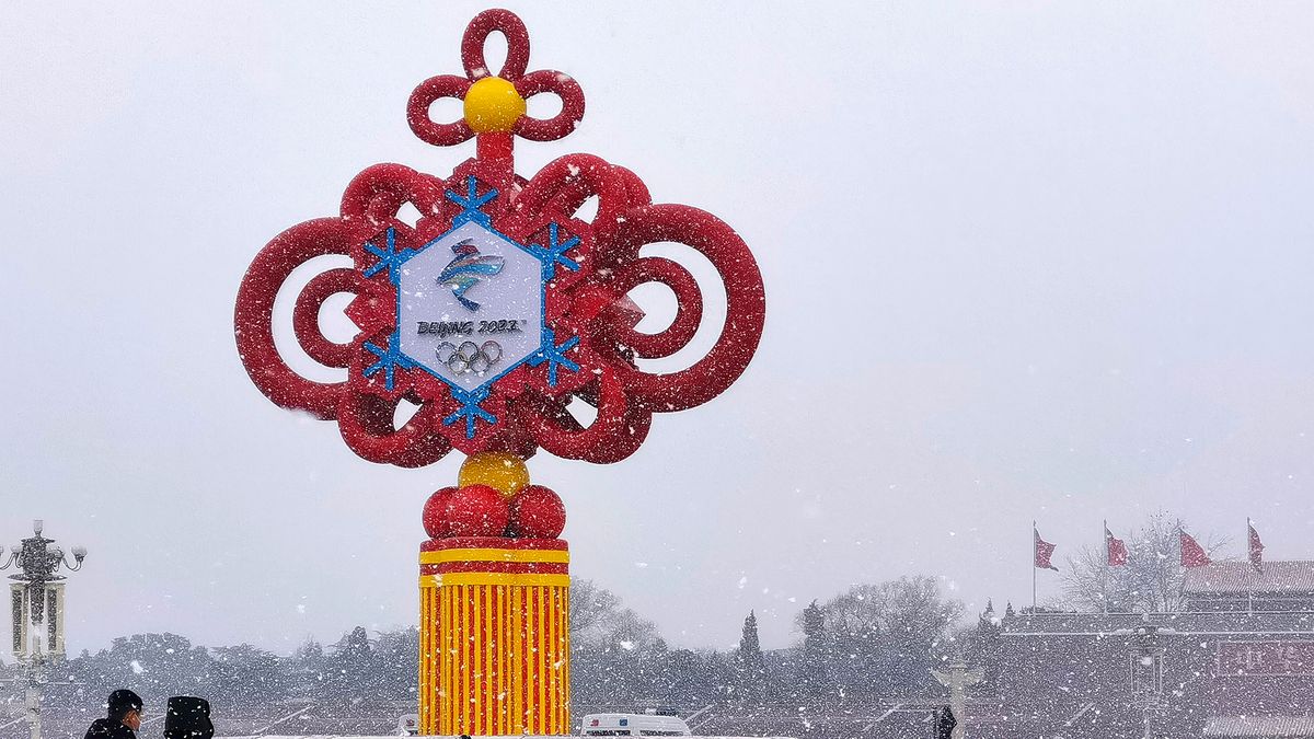 Winter Olympics-themed Chinese knot is seen at Tian&#039;anmen Square on a snowy day on January 20, 2022 in Beijing, China.