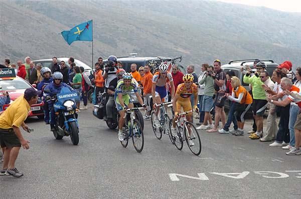 Alejandro Valverde (Caisse d'Epargne), Robert Gesink (Rabobank) and Ivan Basso (Liquigas) chased together.
