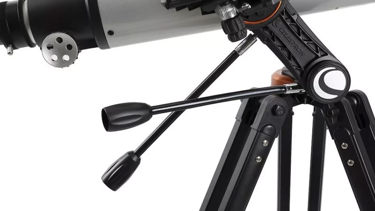 The Celestron StarSense Explorer DX 102AZ makes use of slow-motion controls for fine-tuned tracking.