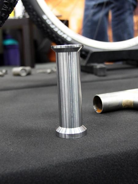 The clever head tube design features the slim profile of a 1" steerer but with integrated sockets for 1 1/8" bearings.