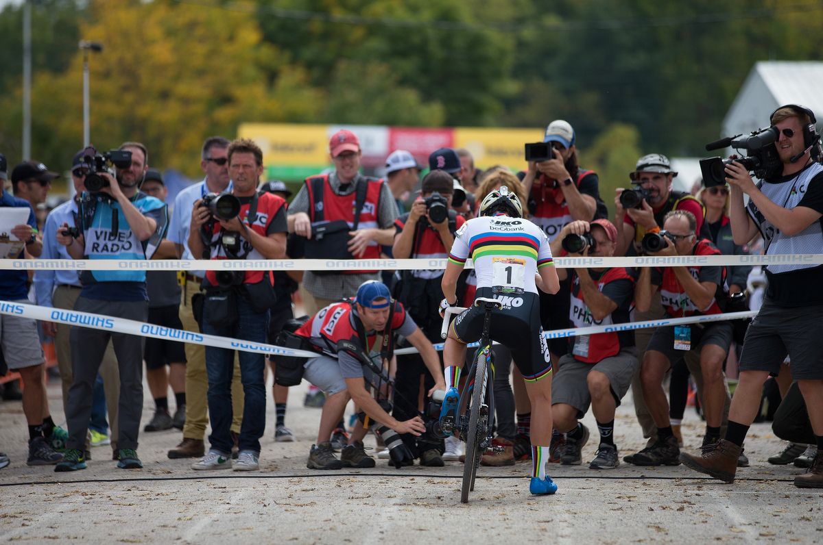 Everyone wants a picture of world champion Sanne Cant (Beobank-Corendon)