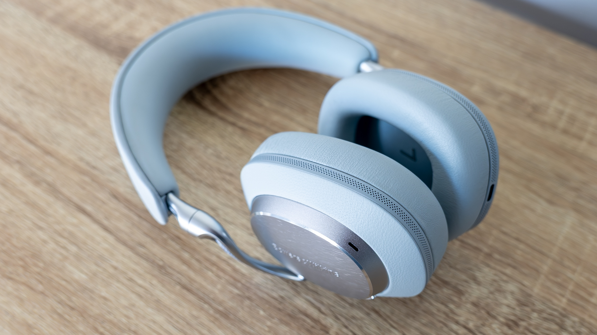 Bowers & Wilkins Px8 S2 in Pearl Blue