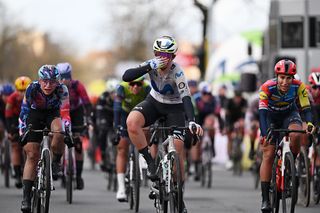 Ronde van Brugge Women: Carys Lloyd takes stunning sprint victory
