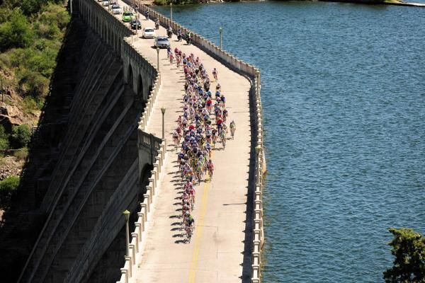 The peloton during stage 2 of the Tour de San Luis.