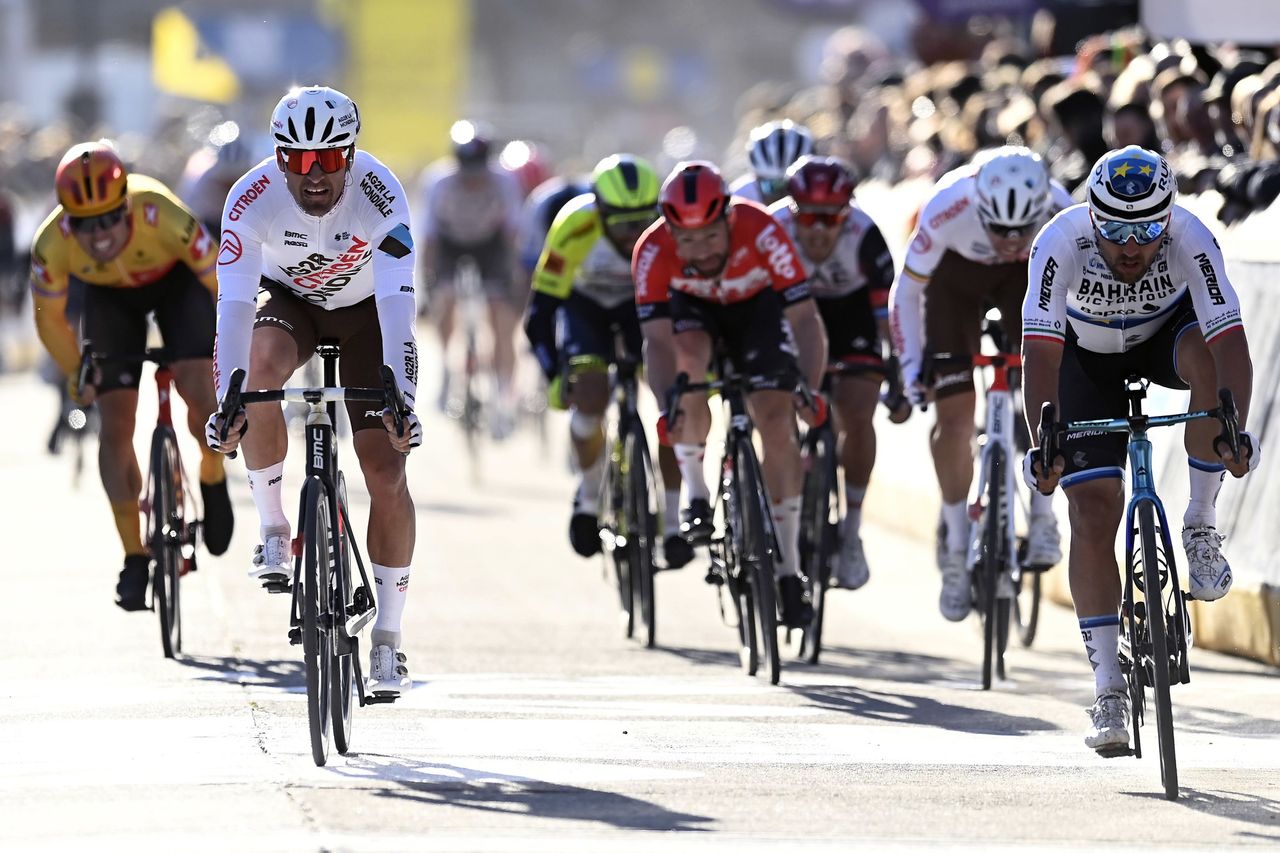 Omloop Het Nieuwsblad 2022 - 77th Edition - Gent - Ninove 204,2 km - 26/02/2022 -Greg Van Avermaet (BEL - AG2R Citroen Team) - Sonny Colbrelli (ITA - Bahrain Victorious) - photo Nico Vereecken/PN/SprintCyclingAgency&Acirc;&copy;2022