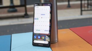 En mobiltelefon av typen Google Pixel 7 Pro står på et bord.