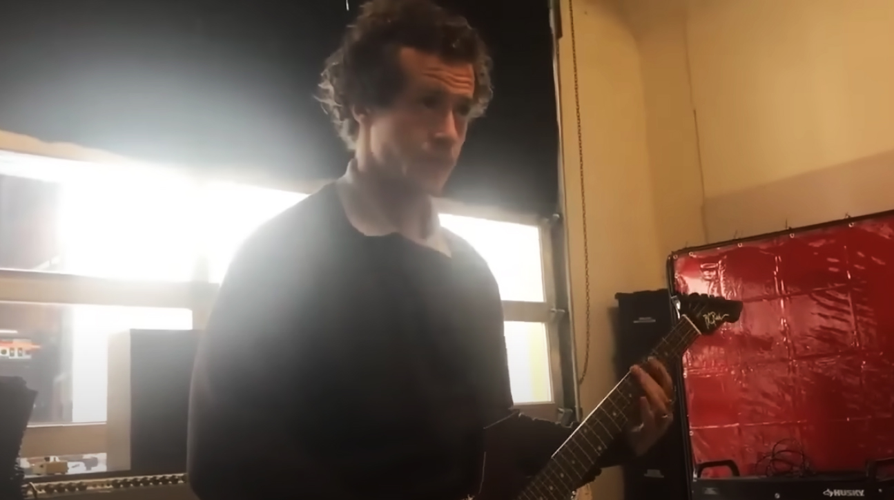 Is Joseph Quinn actually playing guitar in Stranger Things 4? - Joseph  Quinn: 11 - PopBuzz