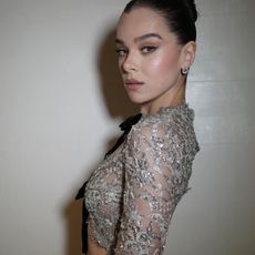 Photo of Hailee Steinfeld with glowy, elegant makeup 