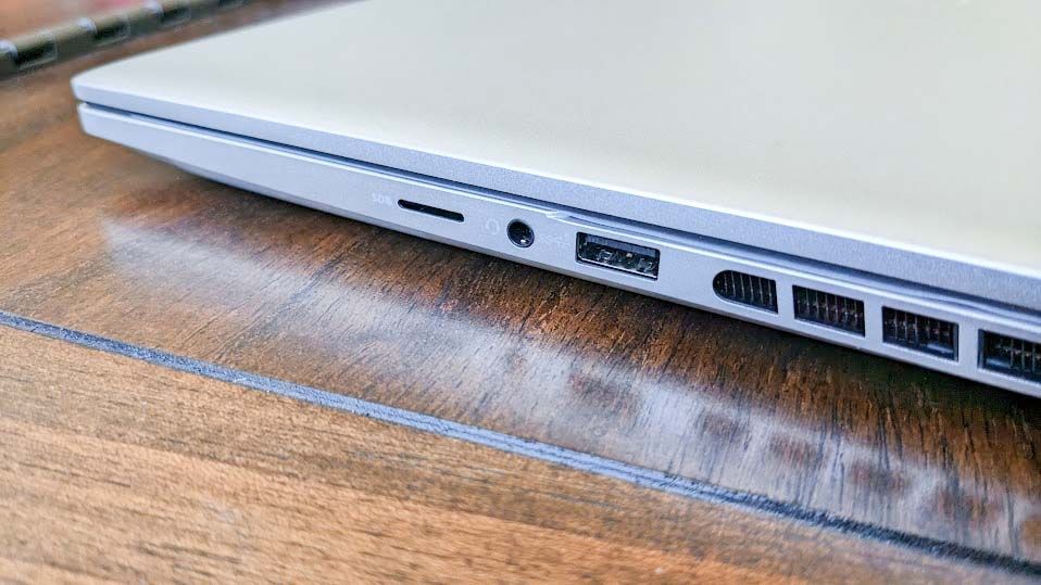 Dell Inspiron 16 Plus 7630 right ports.