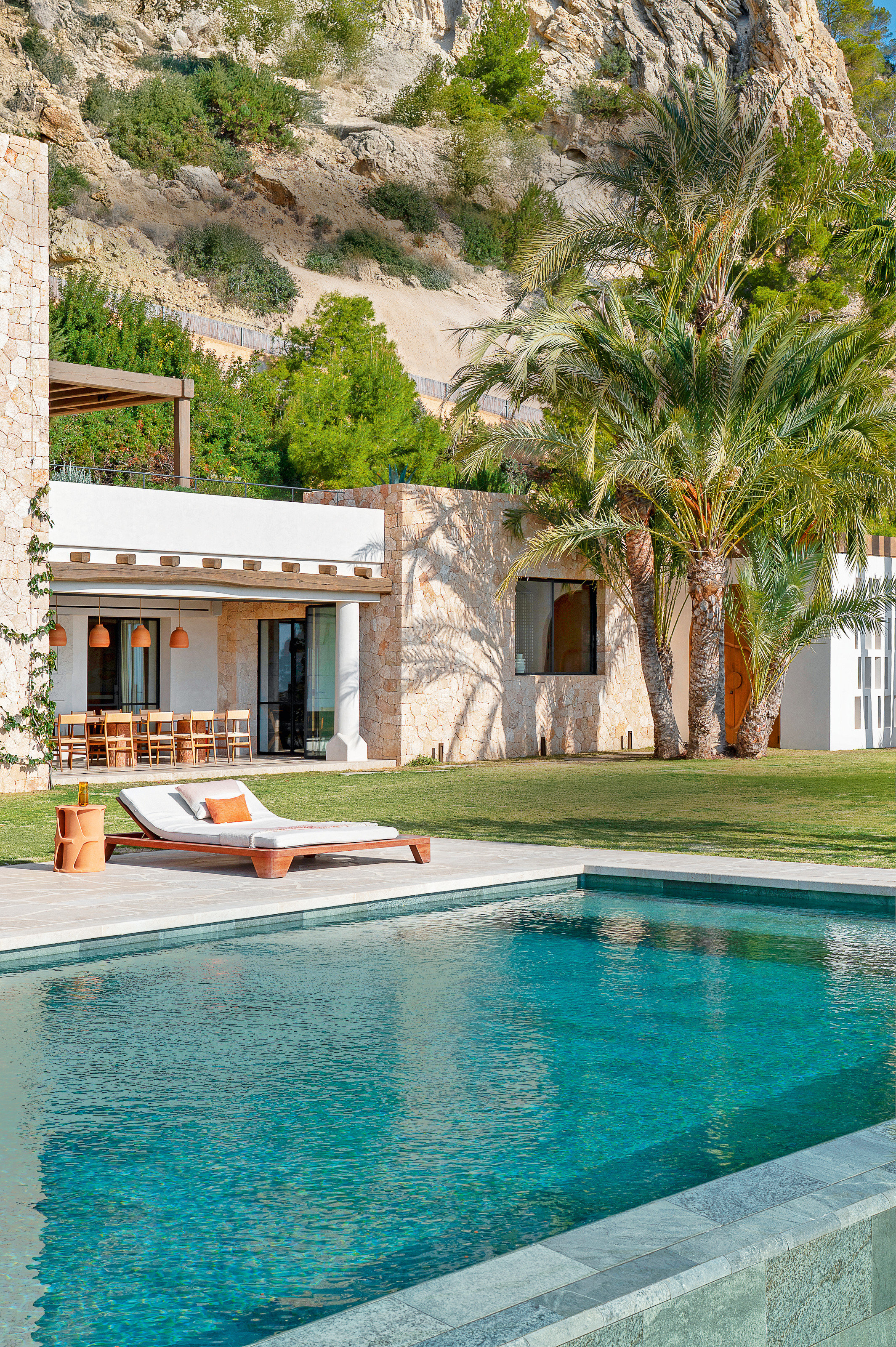 Outdoor pool with double sunbed in white and terracotta with terracotta side table