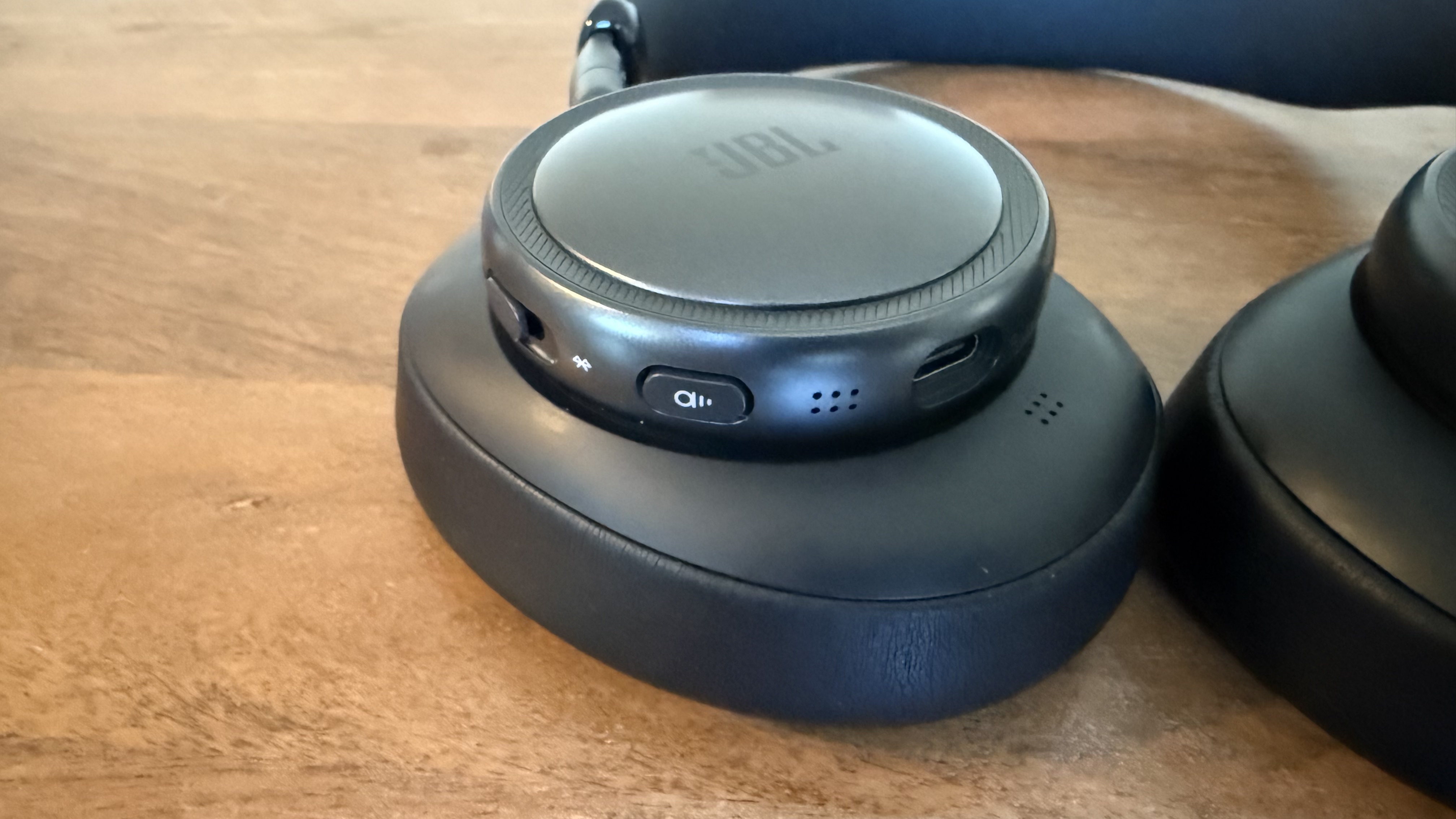 JBL Live 780NC single earcup close up
