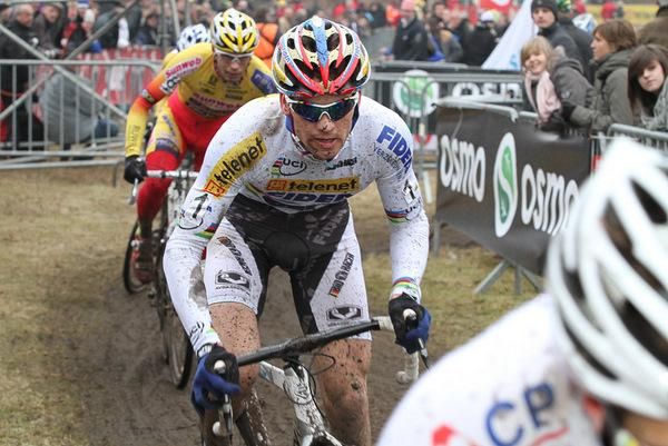 Zdenek Stybar stays in the middle of the leading bunch.