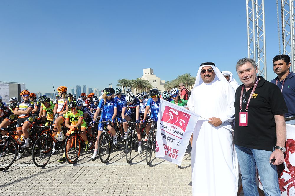 The women wait for the start of the 2015 Ladies Tour of Qatar