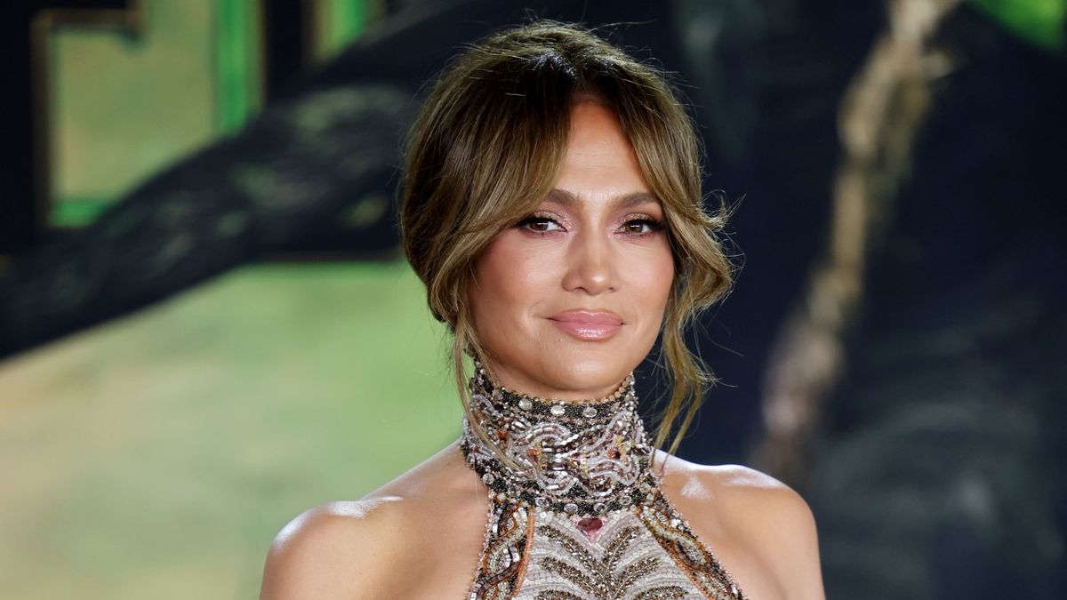 Les tendances actuelles préférées de Jennifer Lopez en matière d'ongles d'hiver sont "très Y2K"