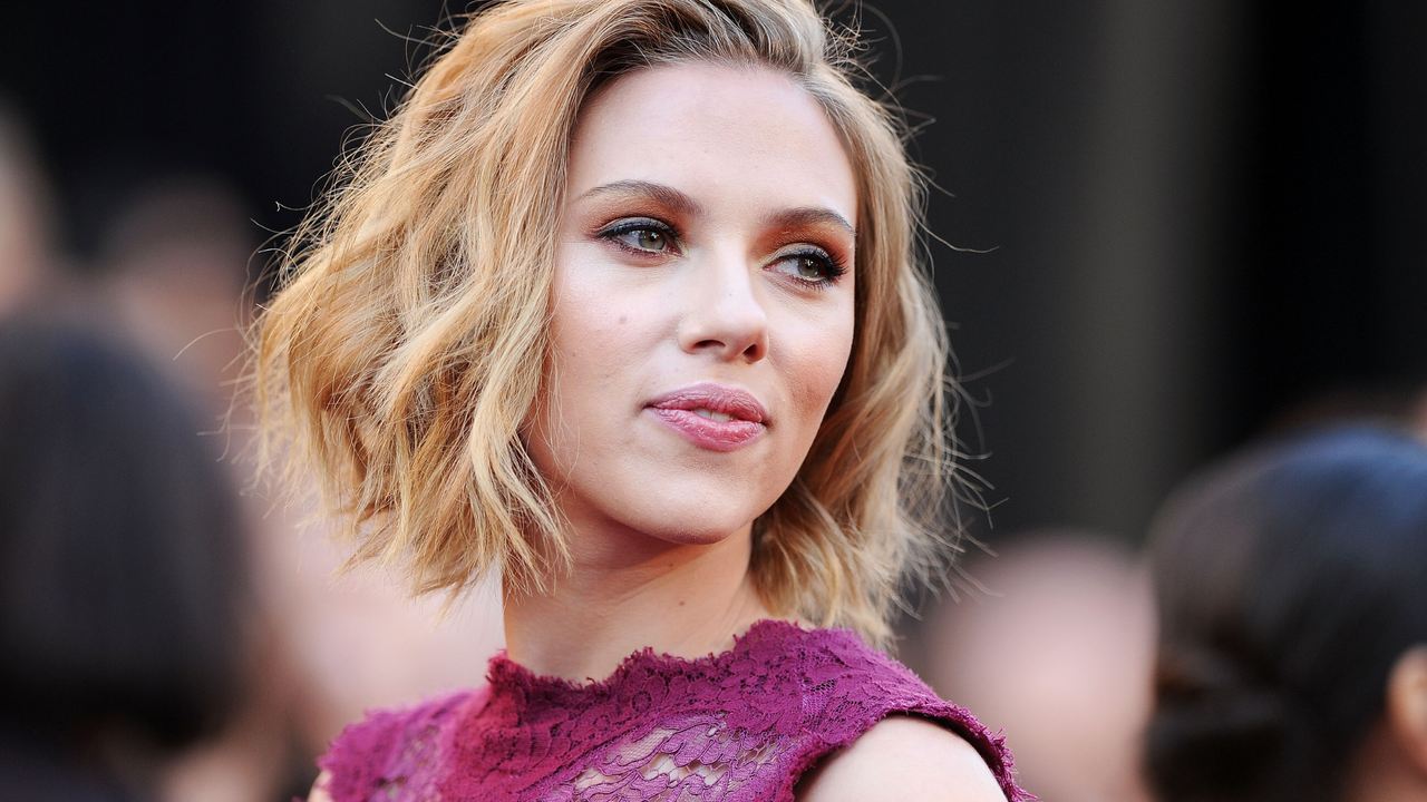 Actress Scarlett Johansson arrives at the 83rd Annual Academy Awards held at the Kodak Theatre on February 27, 2011 in Hollywood, California.